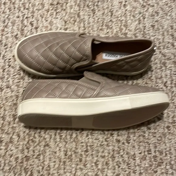 Steve Madden Ecentrcq Quilted Taupe Slip-on Sneaker - Picture 3 of 5